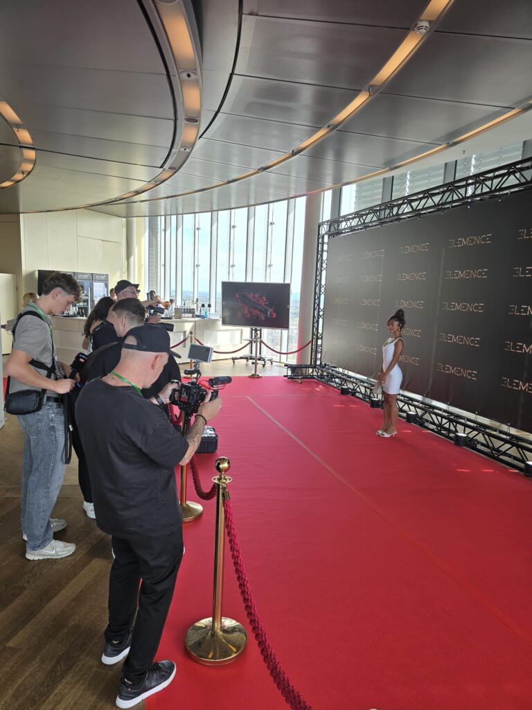 Pressefotografen fotografieren einen Gast am Red Carpet vor der Pressewand in Köln