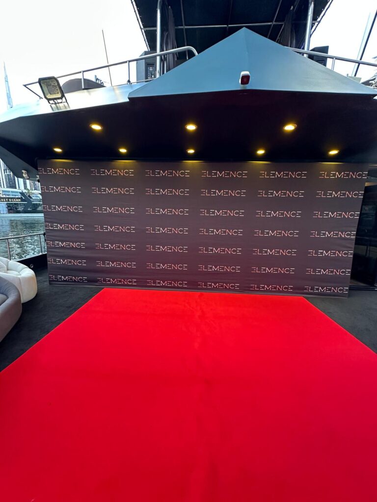 Roter Teppich und beleuchtete Pressewand bei einem Event